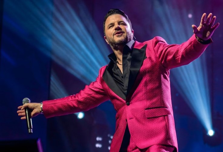 Maurício Manieri celebra o Dia dos Namorados em show especial nesta quinta-feira na Vibra