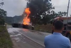 Acidente na BR-104: caminhão tomba e pega fogo em São José da Laje