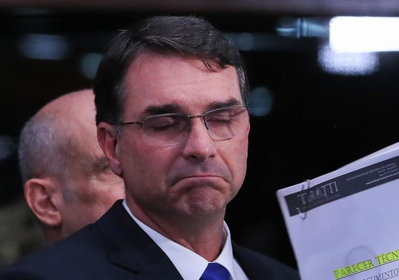 Crise no STF impulsiona campanha de Flávio, mas aliados temem desgaste
