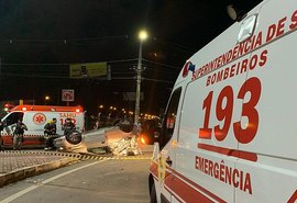 Capotamento na Avenida Menino Marcelo termina com jovem morta e outra ferida