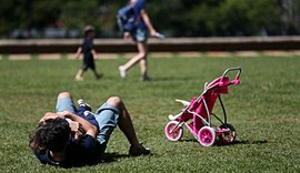 Pais estão menos presentes na criação dos filhos, revela estudo