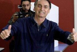 Católico, Bolsonaro investe em pauta evangélica e explode em segmento