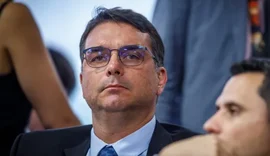 Flávio Bolsonaro teria prometido canal de TV à Veja por matéria de Vorcaro e Lula