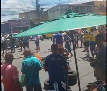 Moradores protestam contra a falta de água e bloqueiam avenida no Benedito Bentes