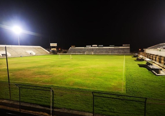 Prefeitura de Arapiraca restaura setor de iluminação do Estádio Municipal