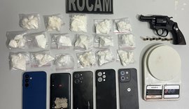 PM apreende uma arma, cerca de um quilo de drogas, seis celulares e uma motocicleta no interior