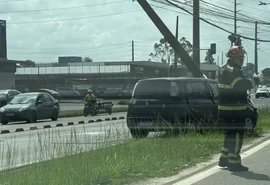 Carro de passeio derruba fio de alta tensão após atingir poste na Avenida Menino Marcelo, em Maceió