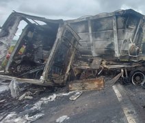 Caminhão entra em chamas e motorista fica preso às ferragens após acidente em Alagoas