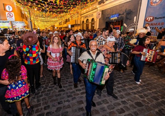 Arrasta Pé leva cultura, tradição e multidão para bairro de Jaraguá