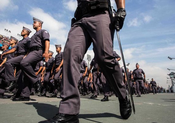 Existem muitos gays na PM, diz soldado ameaçado por beijar rapaz