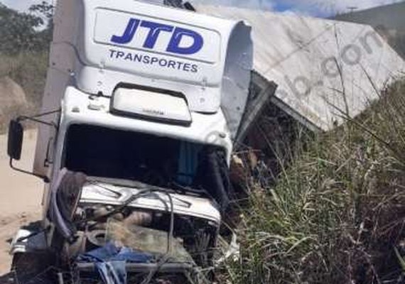 Mulher morre sufocada ao tentar saquear caminhão tombado em São Miguel dos Campos