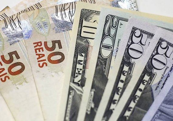 Dólar comercial começa o dia em queda de  0,51% e é vendido a R$ 5,69