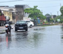 Fortes chuvas deixam ruas completamente alagadas em Maceió; veja vídeos