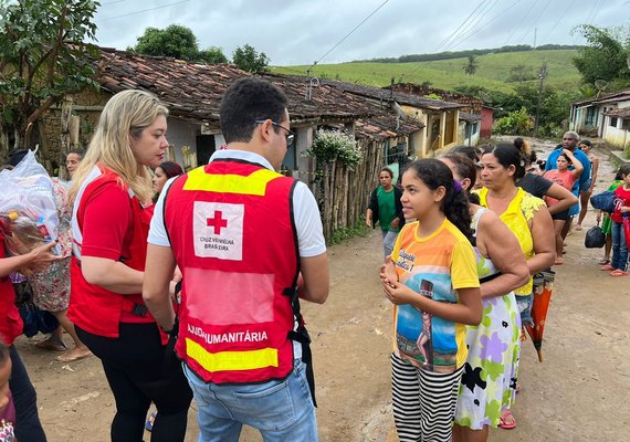 Pré-candidato, irmão de JHC percorre municípios levando donativos