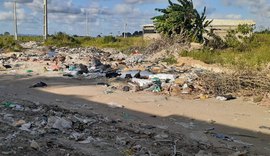 Moradores reclamam que rua não asfaltada virou depósito de lixo no Benedito Bentes