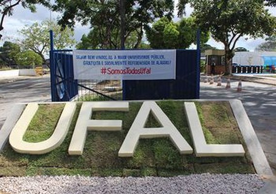 Suposto grupo de direita invade bloco da UFAL e confronta estudantes