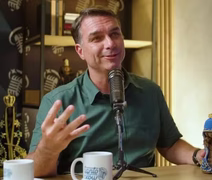 Flávio compara fake news sobre santa a facada em Jair Bolsonaro