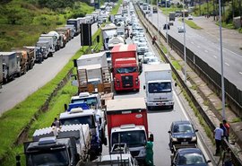 7 estados registram bloqueios de rodovias federais por caminhoneiros