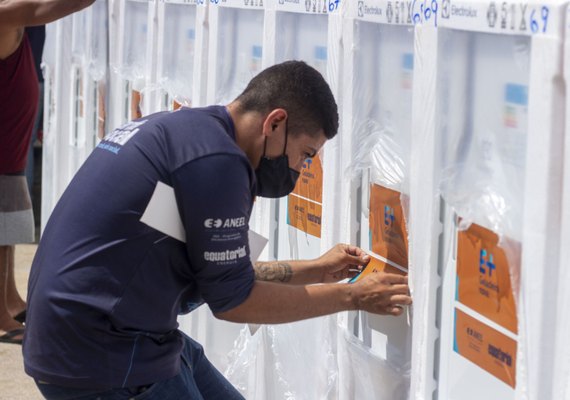 Moradores da Vila dos Pescadores, em Maceió, são beneficiados com geladeiras novas