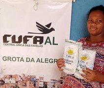 Leite em pó da CPLA é distribuído na Grota da Alegria, em Maceió