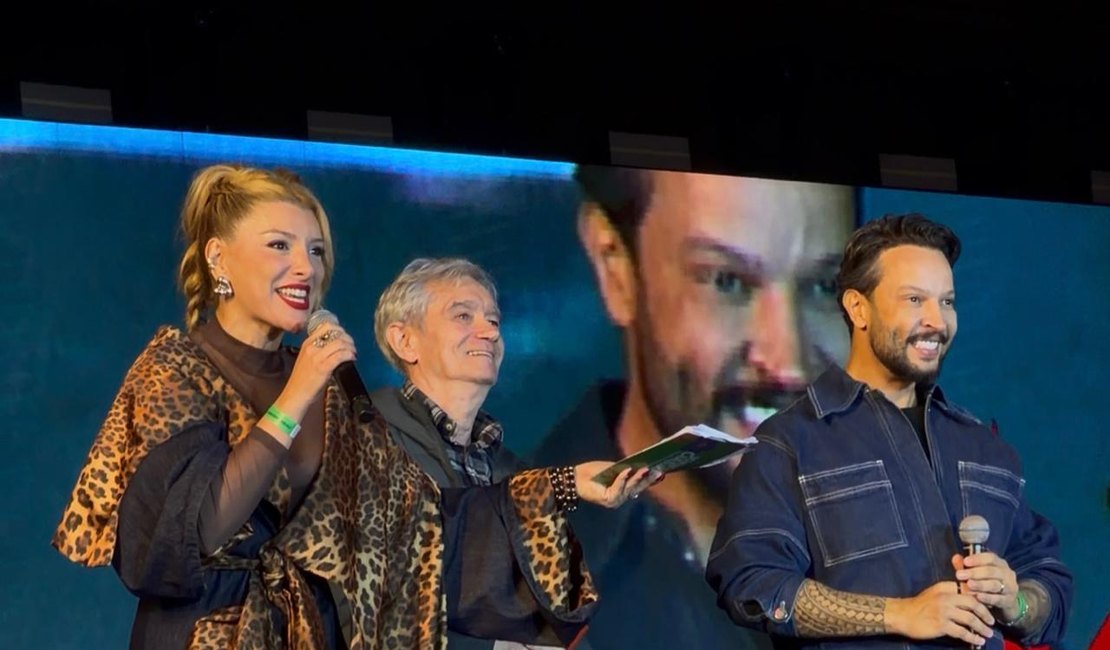 Guto Melo e Vanessa Bellini levam alegria e animação ao público como Mestres de Cerimônia do Palco Anhangabaú da Virada Cultura