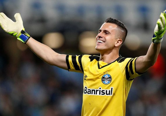 Goleiro do Grêmio quebra recorde sem levar gol e vai guardar luva