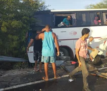 Grave acidente entre dois ônibus deixa mortos e feridos na BR-316, em Floresta