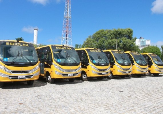 Governo de AL vai adquirir cem novos ônibus escolares para alunos da rede estadual