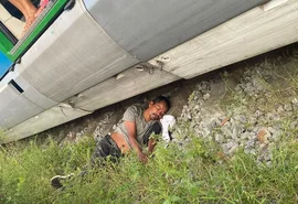 Homem é retirado de trilhos de trem por populares no bairro Levada