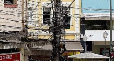 Iniciativa inédita remove 10 toneladas de cabos de fios em desuso nos postes de Maceió