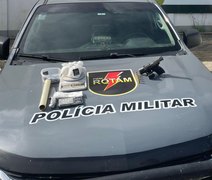 PM prende homem com cocaína e pistola em casa no Salvador Lyra, Maceió