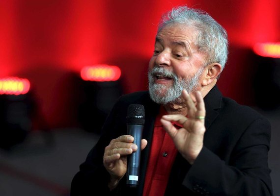 Dinheiro na mão de rico fica parado no banco, diz Lula em artigo