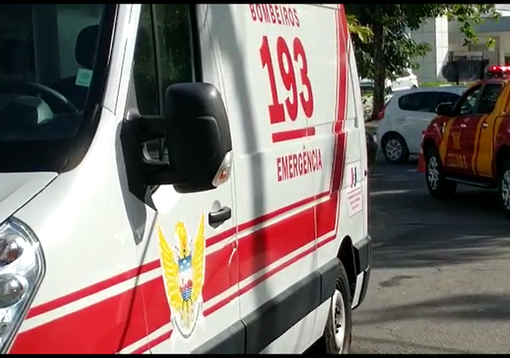 Acidente na Fernandes Lima deixa uma pessoa presa às ferragens