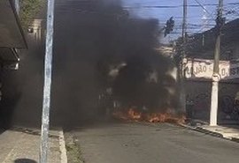 Video: Manifestantes ateiam fogo em pneus em protesto no Centro de Maceió