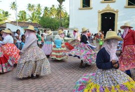 Secult e Sedetur entregam cestas básicas a mestres da cultura popular alagoana