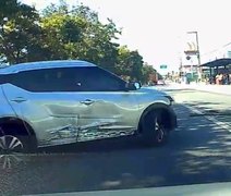 Motorista invade canteiro da Fernandes Lima e provoca colisão com veículos