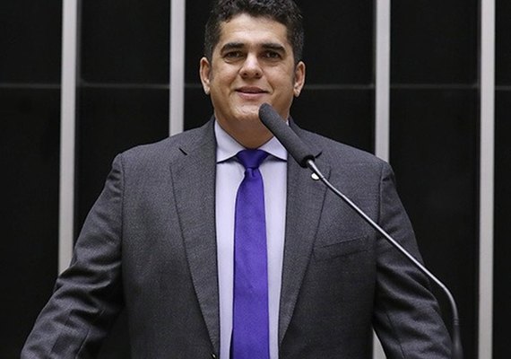 Alvo da PF, deputado joga celular pela janela para evitar apreensão