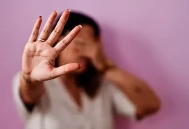 Mãe passa a noite no terraço com os filhos após ameaça de morte, em Maceió