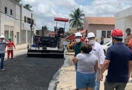 Luciano Barbosa acompanha trabalhos de pavimentação em Arapiraca