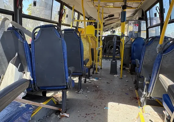 Acidente com micro-ônibus deixa 12 feridos e causa congestionamento no Pontal da Barra