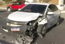 Táxi colide com poste e causa bloqueio parcial em Jacarecica