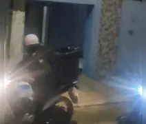 Motoboys fazem buzinaço e derrubam portão de casa após ameaça em Arapiraca