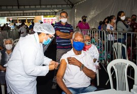 Vacinação de idosos de 85 anos acima em Maceió continua no fim de semana