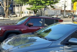 Fio de alta tensão se desprende e deixa duas pessoas presas em carro