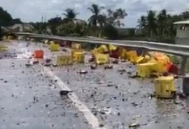 VÍDEO: Carreta tomba e tem carga de cerveja saqueada por populares na BR-101