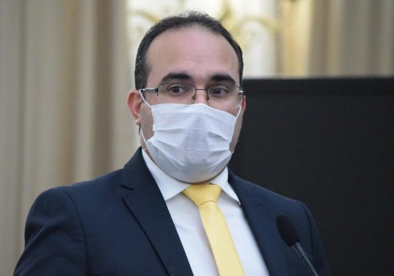Deputado chama secretaria da Educação de ‘prepotente’ e a convoca para prestar esclarecimentos