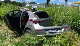 Suspeitos de assalto à joalheria tentam fugir, mas carro capota e acabam presos em AL