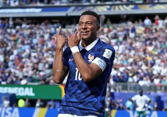 França supera início ruim e vence Senegal por 3 a 1 com show de Mbappé