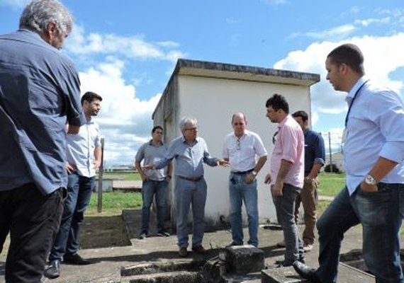 Casal visita obras para melhoria do abastecimento de água