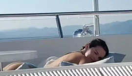Selena Gomez aparece de topless em vídeo do marido e divide opiniões